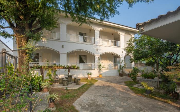 Banlomnow Hotel