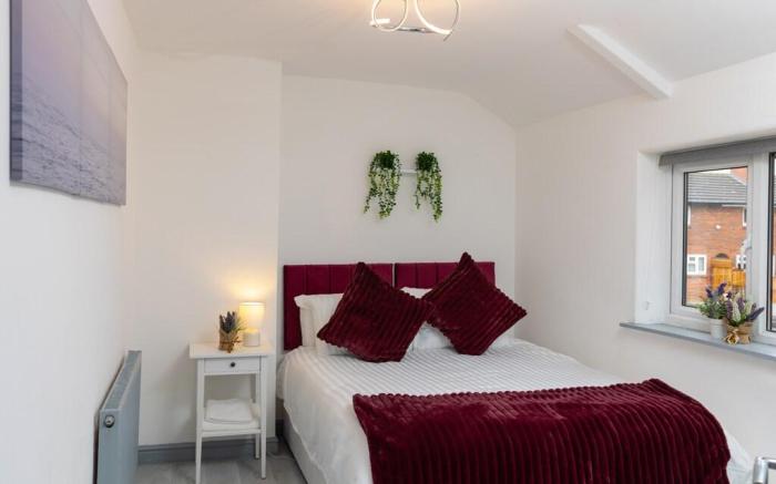 Leeds 3 Bedroom , Sleeps 6 with Garden & Parking