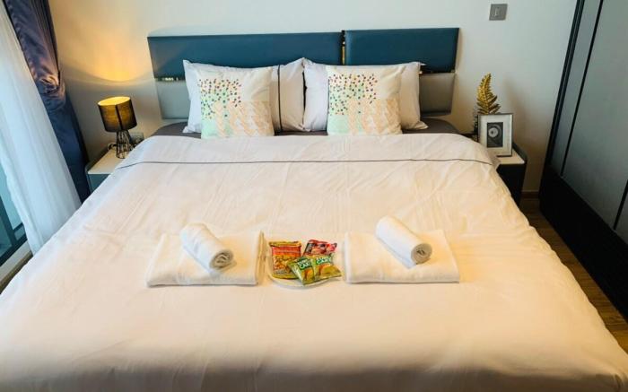 Posh Couple's Seaview 1-BR Condo