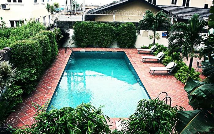 Three Arms (Carlson Hotel)