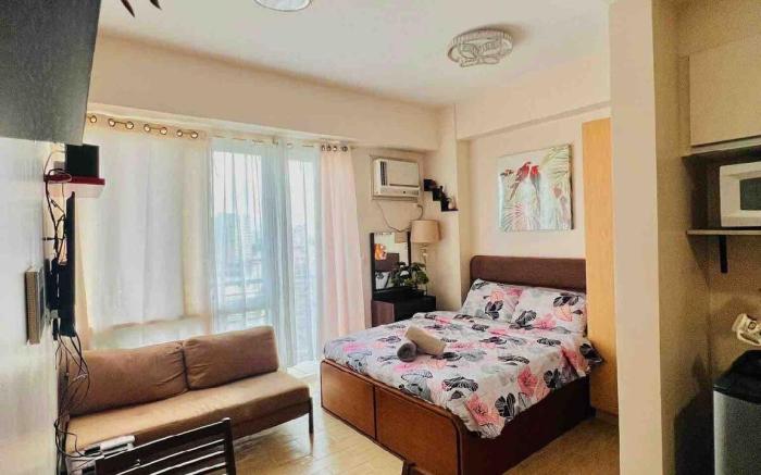 * *2 Contemporary Comfort