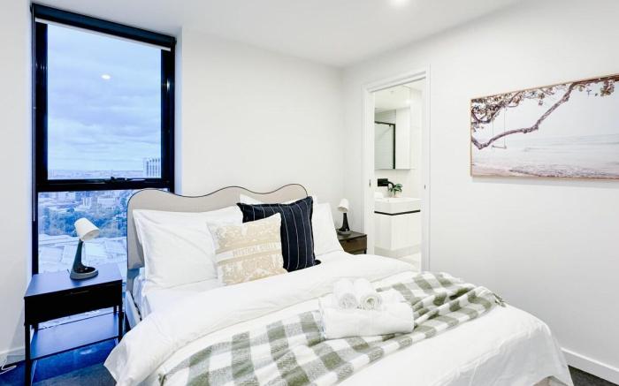 Elegant 2BR Skyline Apt Free Parking