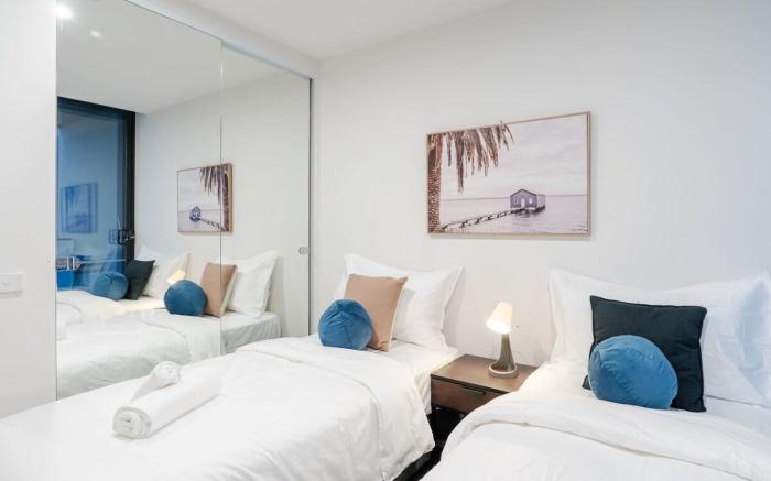 Elegant 2BR Skyline Apt Free Parking