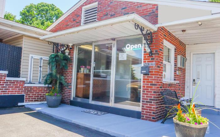 The Lancaster Motel By OYO Ronks near Paradise