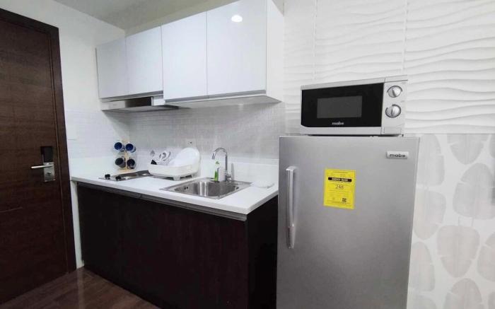 Maru Suite Air 52F; Makati Sky View, 2 Double Beds