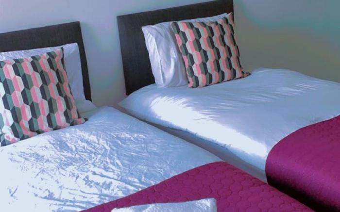 The Ridgmont-St Albans-High Street- Near Luton Airport -Train Station-Balcony