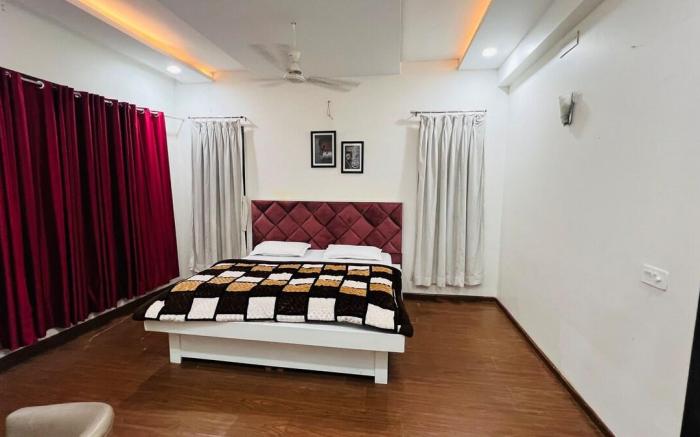 Comfy Stayz 4BHK Villa in Amrapali Leisure Valley