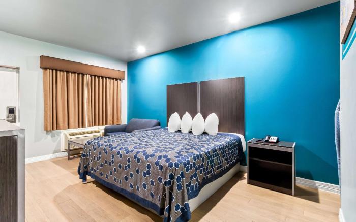 Econo Lodge Inn & Suites