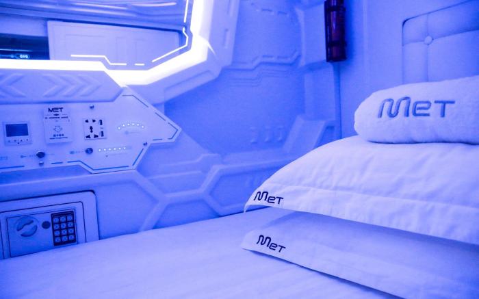 MET A Space Pod @ Arab Street