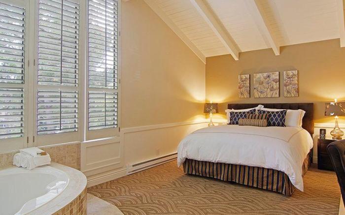 Carriage House Inn