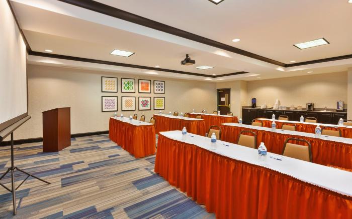 Holiday Inn Express Hotel & Suites Warminster-Horsham By IHG