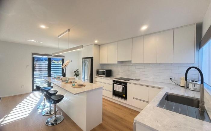 Airport Retreat: 4BR 8 Guests