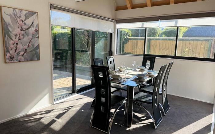 Airport Retreat: 4BR 8 Guests