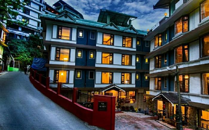 Muscatel Grand Silkroute - 300 Mts from MG Marg