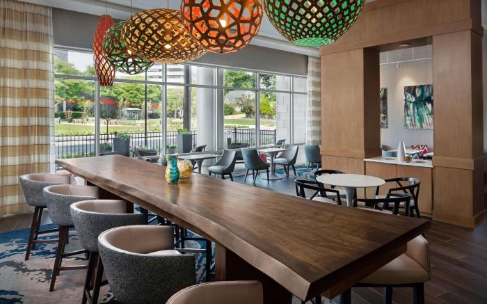 Hampton Inn & Suites Teaneck Glenpointe