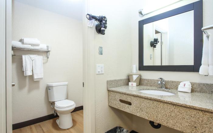 Evergreen Inn & Suites Portland Airport