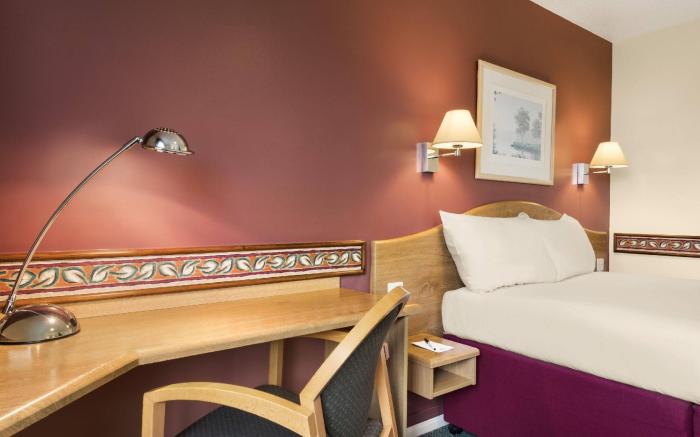 Days Inn by Wyndham Michaelwood M5
