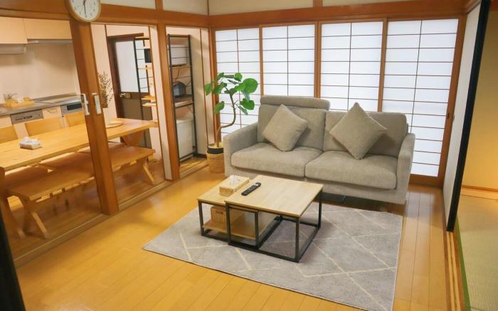 四国愛媛松山市内、まるまる貸切の住宅！駅や商業施設に至近で、徒歩圏内には市駅や高島屋などがあります
