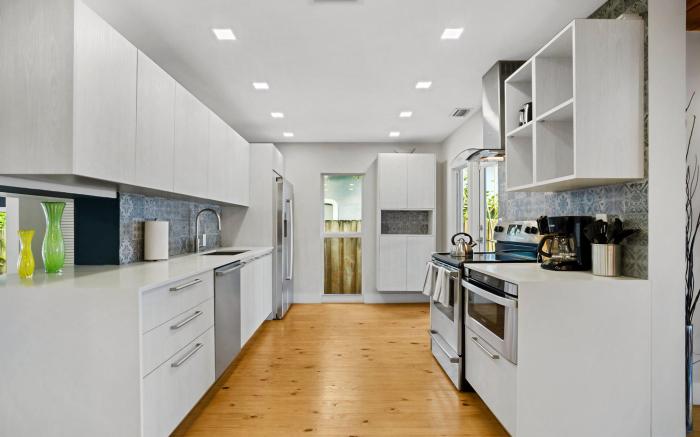 Fabulous Bungalow w/Outdoor Eden mins from Beach