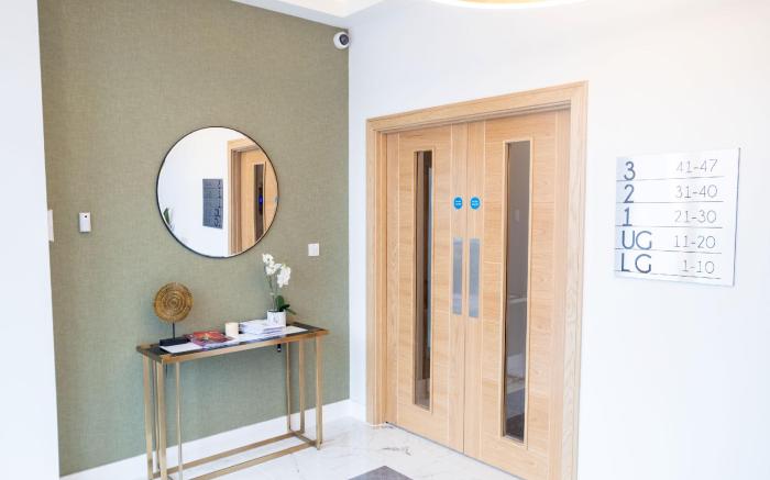 Deluxe & Chic 1 & 2 Bed Apts near Heathrow, Legoland, & Windsor Slough by Belvilla