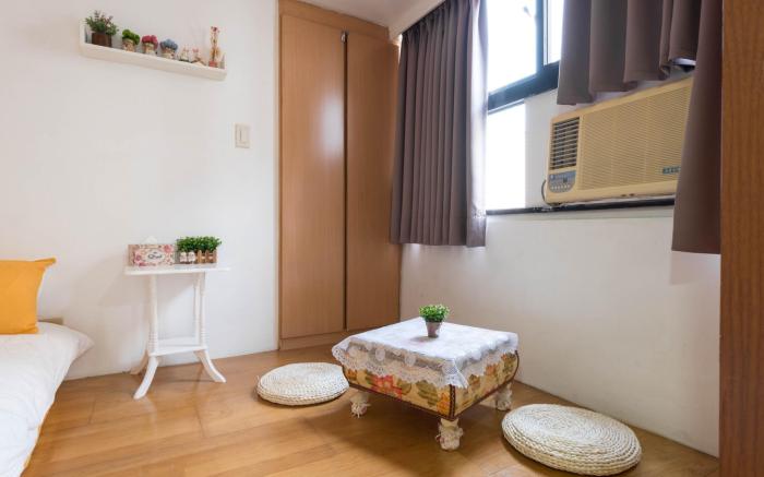 MRT Ximen No. 1 Elevator Cozy Room for 4-6 Persons (No Daily Cleaning Provided)