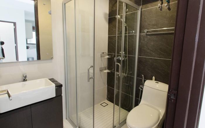 High-Floor 2BR Suite, Water Views, Free Parking