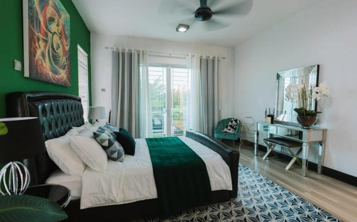A Lux & Comfy 6BR Home with Private Rooftop Garden