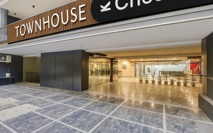 Super Townhouse Oak Udyog Vihar