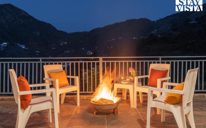 StayVista at Skylark Peaks with Outdoor Jacuzzi
