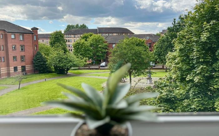 Spacious 2 Bed-Flat in Glasgow City | Free Parking