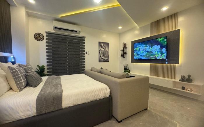 Modern Smart Studio Unit: Bachelor’s Paradise