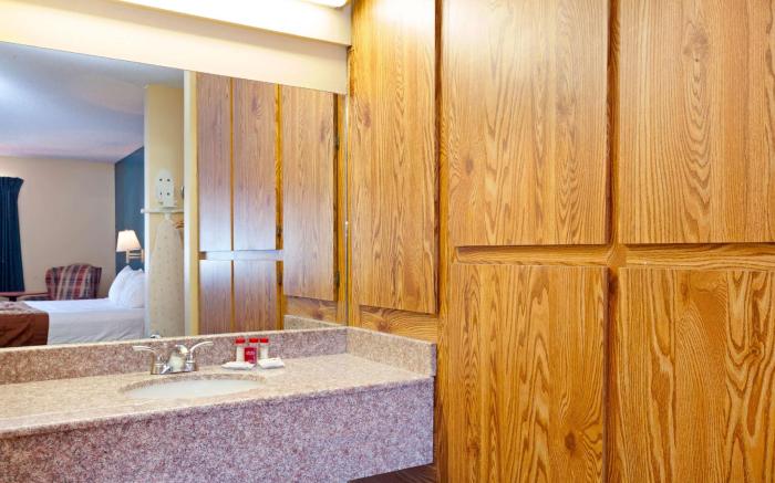 Americas Best Value Inn & Suites Bakersfield Central
