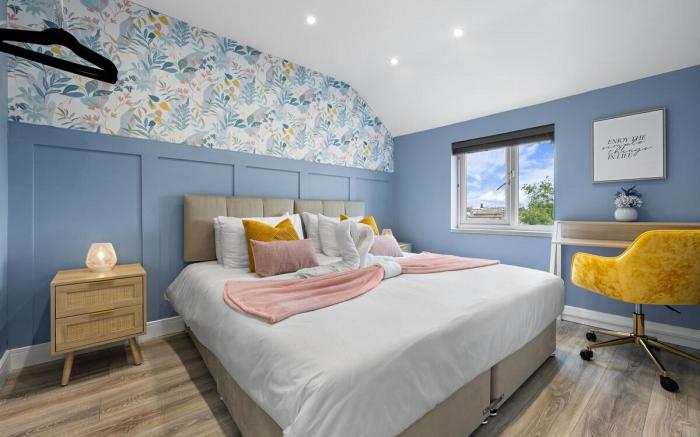 The Blue Room Oasis - town centre close to station