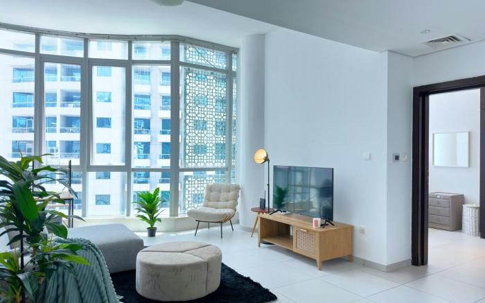 Amazing Roof Top Pool in Nice 1 BHK Flat in Marina