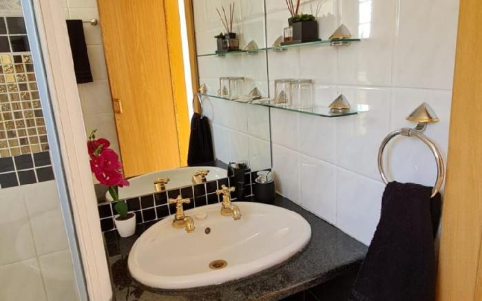 1 Bedroom self-catering, seaview apartment