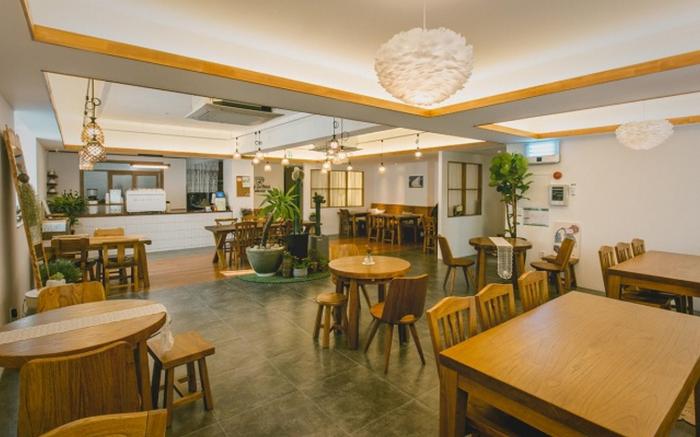 Brown-Dot Hotel Choeup