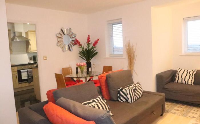 Snug 2BR Apt. Free Parking, 4KTV