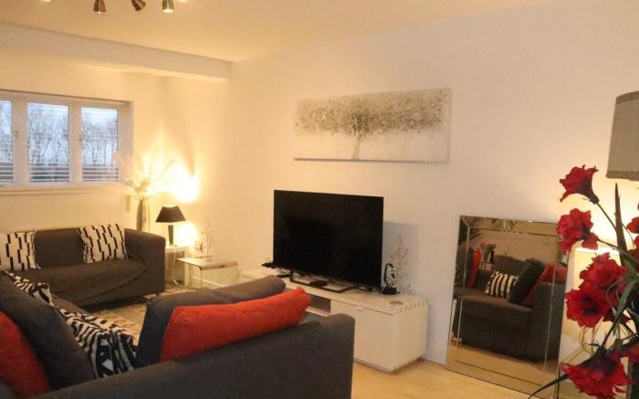 Snug 2BR Apt. Free Parking, 4KTV