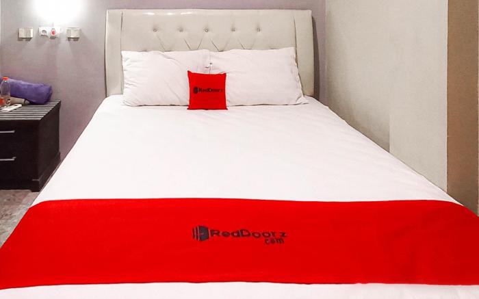 RedDoorz @Deluxe Hotel near Terminal Purabaya Bungurasih