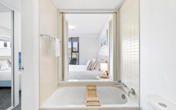 Lux Waterfront - prime location  Pool  Gym   Sauna