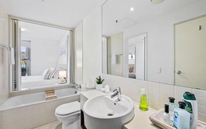 Lux Waterfront - prime location  Pool  Gym   Sauna