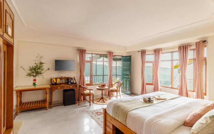 Alaya Stays 5 BHK with Hill View - Meridian Oak