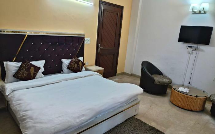 Goroomgo Noida Royal Residency	