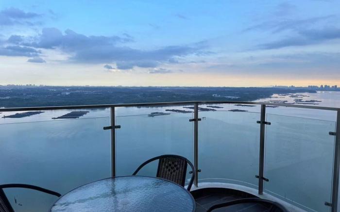 Spacious Balcony Full Seaview Netflix 2CP @ 6-8pax