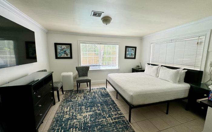 Islands Inn on the Drive - Sunset Suite - King Bed - B1