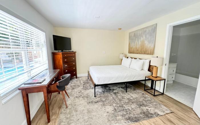 Islands Inn on the Drive - Poolside Paradise - Queen Bed - B2
