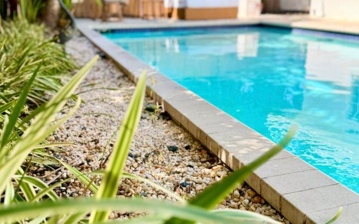 Islands Inn on the Drive - Poolside Paradise - Queen Bed - B2