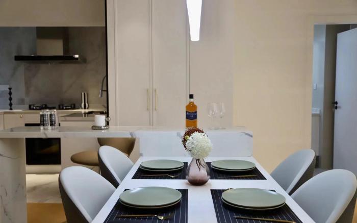 Luxury three-bedroom apartment with city views near the Bund