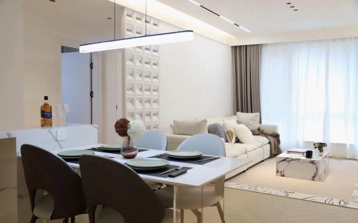 Luxury three-bedroom apartment with city views near the Bund