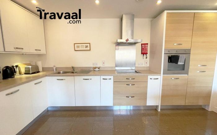 Travaal - 2 Bed Serviced Apartment Farnborough